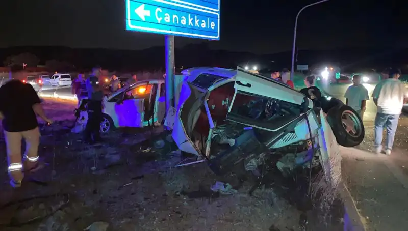 Çanakkale'de İki Otomobil Çarpıştı: Yaralıların Durumu Ne?
