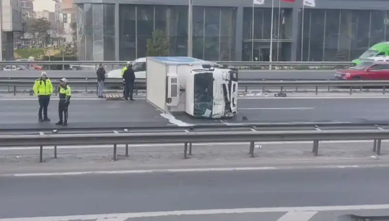 Basın Ekspress’te Kamyonet Devrildi: Trafik Durma Noktasına Geldi