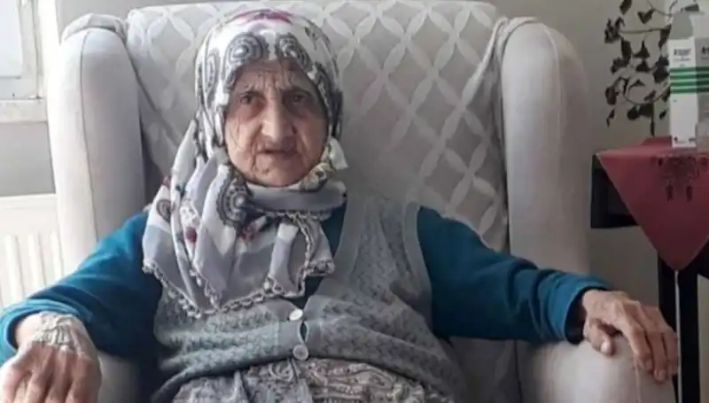 Yol Kenarında Yaşlı Kadına Otomobil Çarpınca Feci Kaza Yaşandı