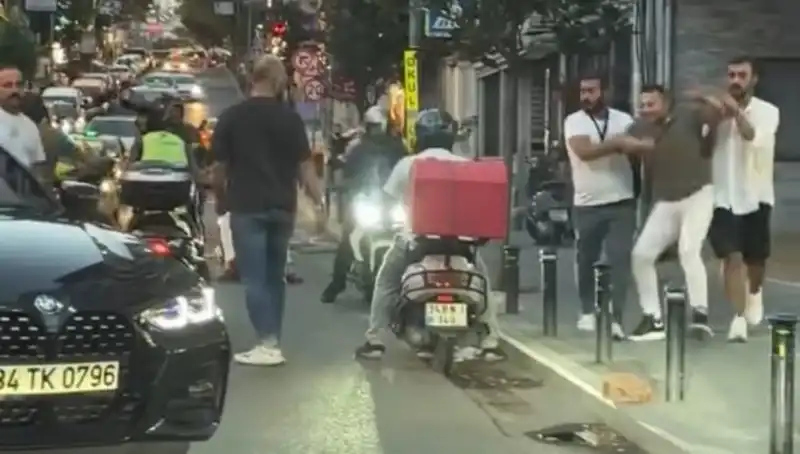 Nişantaşı'nda Yol Verme Kavgası: Sopalı Saldırı Güvenlik Kameralarına Yansıdı