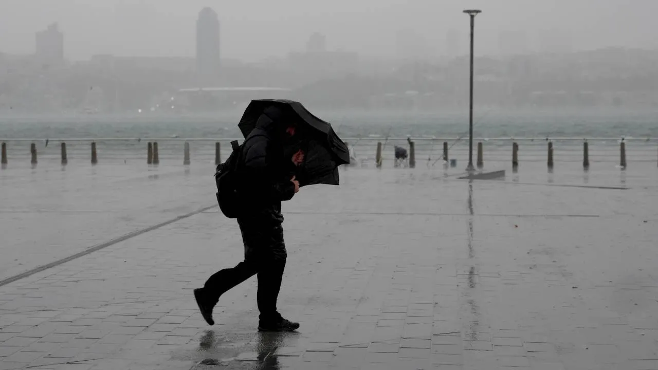 AKOM’dan İstanbul İçin Kuvvetli Yağış ve Fırtına Uyarısı: O Saate Dikkat!