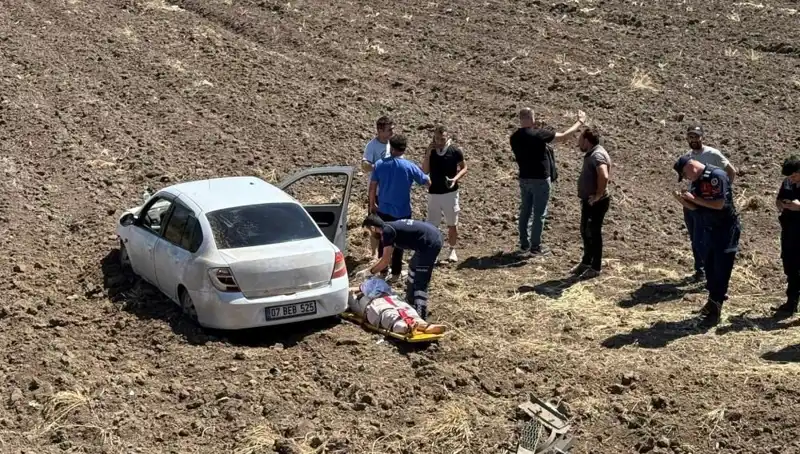 Osmaniye'de Otomobil Tarlaya Yuvarlandı: Üç Kişi Yaralandı