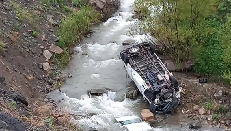 Hakkari'de Minibüs Devrildi: İşçi Taşıyan Araçta Yas Var