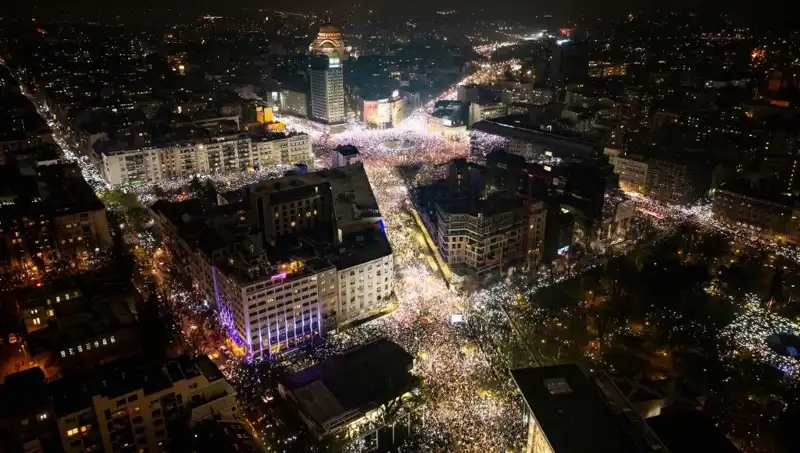 Sırbistan'da Öğrenci Protestoları: Belgrad Sokakları Ayaklanma ile Çalkalanıyor