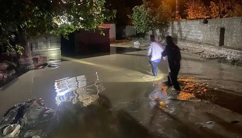 20 Dakikalık Şiddetli Yağış Sel Felaketine Yol Açtı: Evler Tehlikede