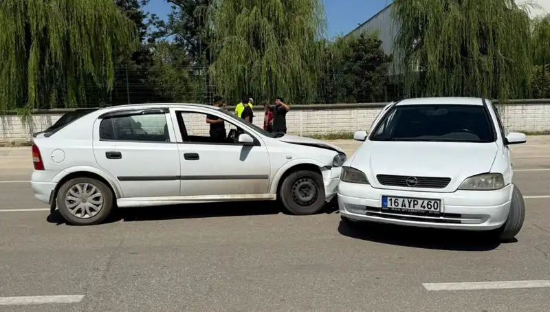 İki Otomobil Çarpıştı: Kazada İki Kişi Yaralandı ve Heller Dişe Dokunur