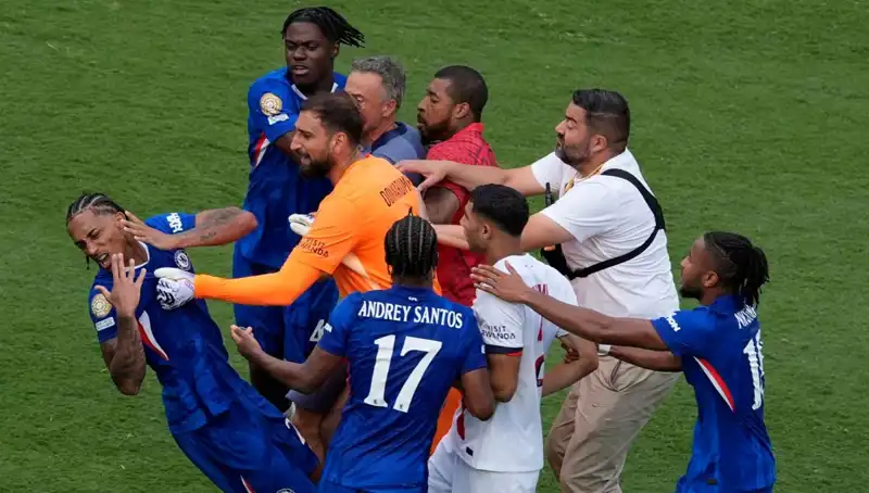 Dram dolu dev finalde teknik direktör, futbolcuya yumruk attı!