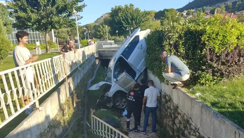Muğla'da Direksiyon Kırdı, Kazaya Neden Oldu: Olayın Ayrıntıları