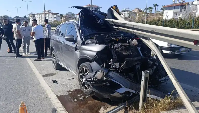 Kaza Yapmamak İçin Bariyerlere Çarpan Araç Kaza Yaptı