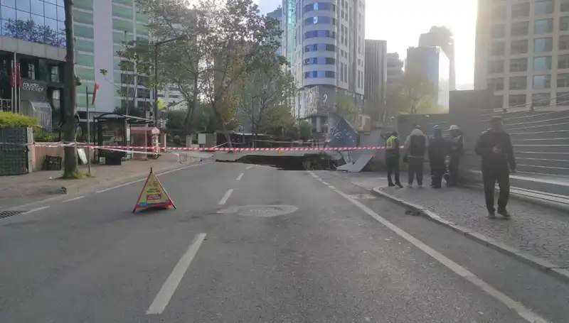 Sarıyer'de Büyük Tehlike: Cadde Çökmesi Trafiği Durdurdu