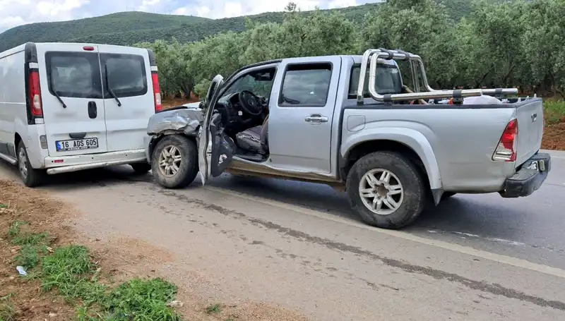 Bursa'da Minibüs ile Kamyonet Çarpıştı: 2 Kişi Yaralandı