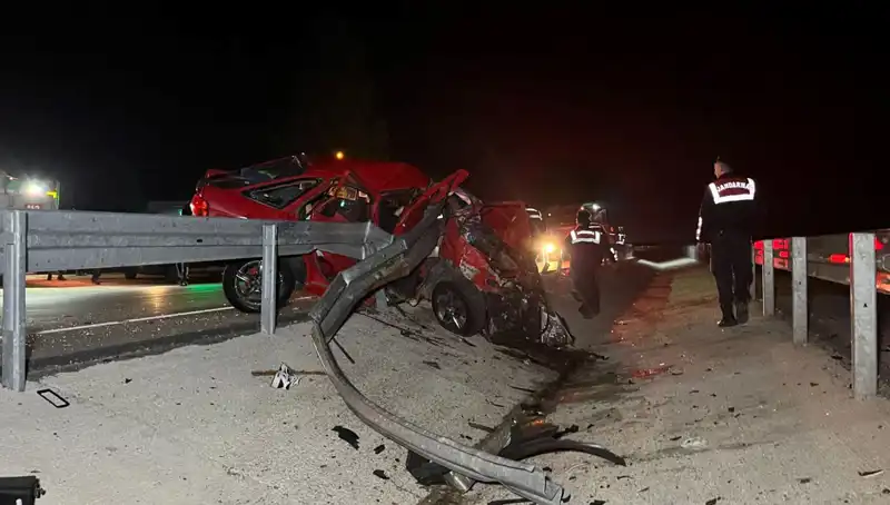 Bariyerlere Çarpan Otomobildeki Feci Kaza: 2 Can Mevta