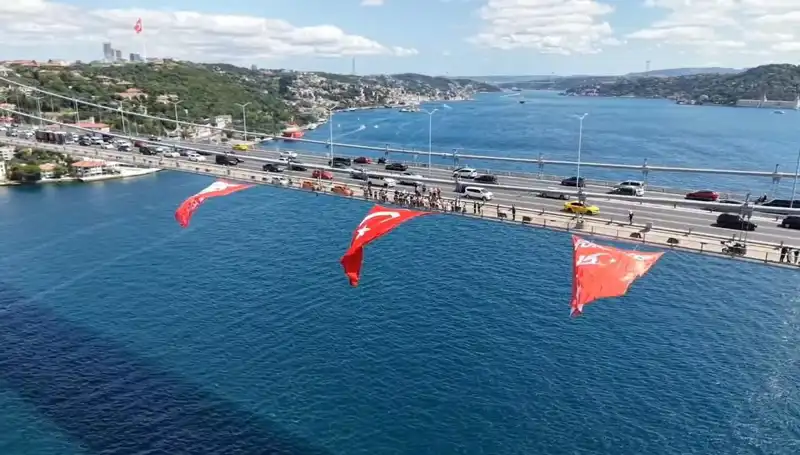 Türkiye'nin Renkleriyle Kuşatılan Köprüde Dev Bayrak Coşkusu
