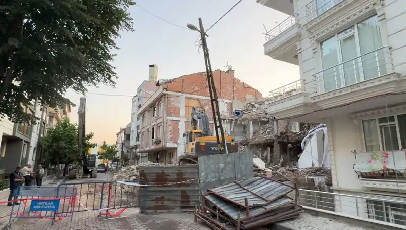 Yıkım Sürecinde Elektrik Kesintisi: İki Sokak Karanlığa Gömüldü
