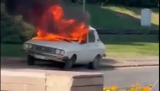 Meclis Önünde Yangın! ÖTV İndirimi Çıkmadı, Vatandaş Beyaz Toros'u Yaktı