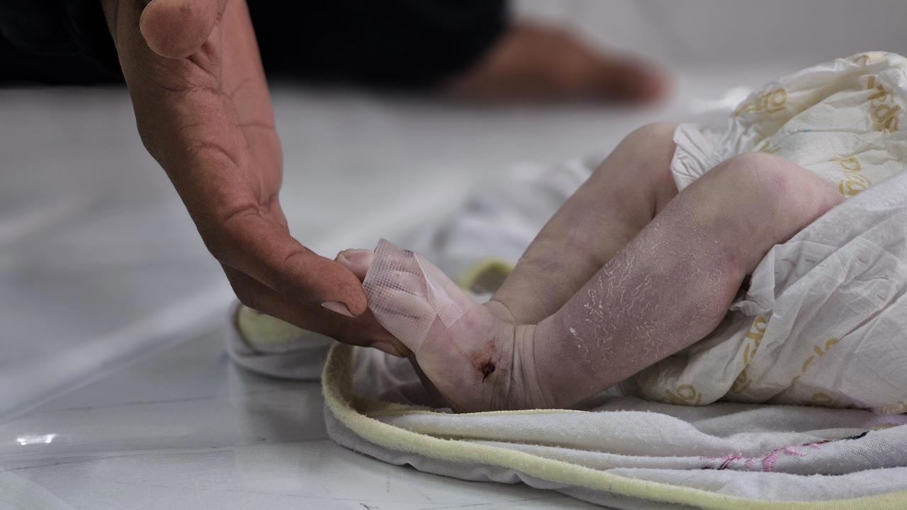 Gazze'de Aileler, Soğuktan Ölen Çocuklarına Karşı Nöbet Tutuyor