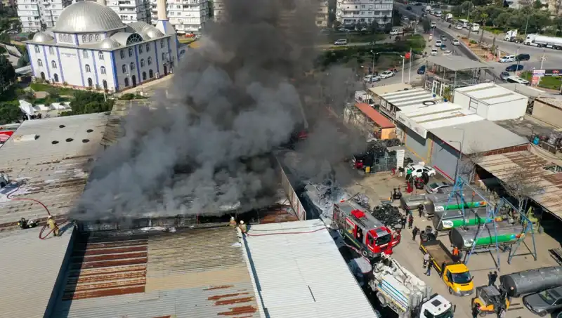 İzmir'de Oto Lastikçide Korkutan Yangın: Neyler Yaşandı?