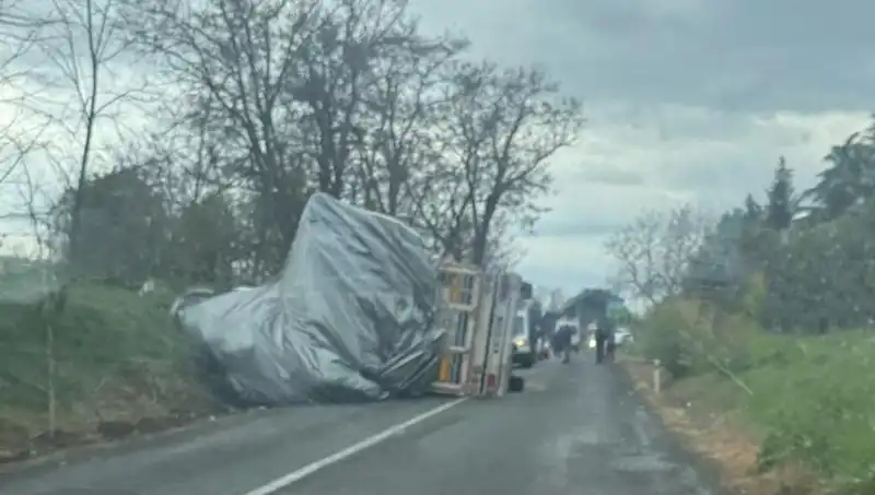 Tekirdağ'da Saman Yüklü TIR Devrildi: Kazanın Ayrıntıları ve Yaralının Durumu