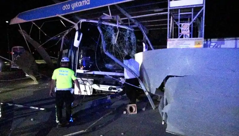 Otobüs Oto Yıkamaya Daldı, 8 Kişi Yaralandı: Detaylar Şok Edici!