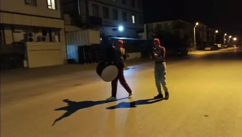 Erzincan'da Sahur Geleneği: "Örümcek Adamlar" Sokakları Şenlendirdi