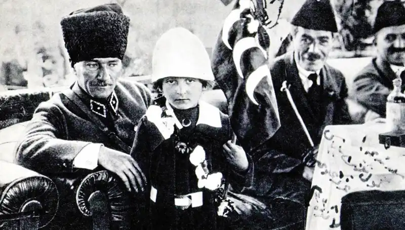 Unutulmaz Fotoğrafın Hikayesi: O Şapkanın Altında Doğan Bayramın Anlamı