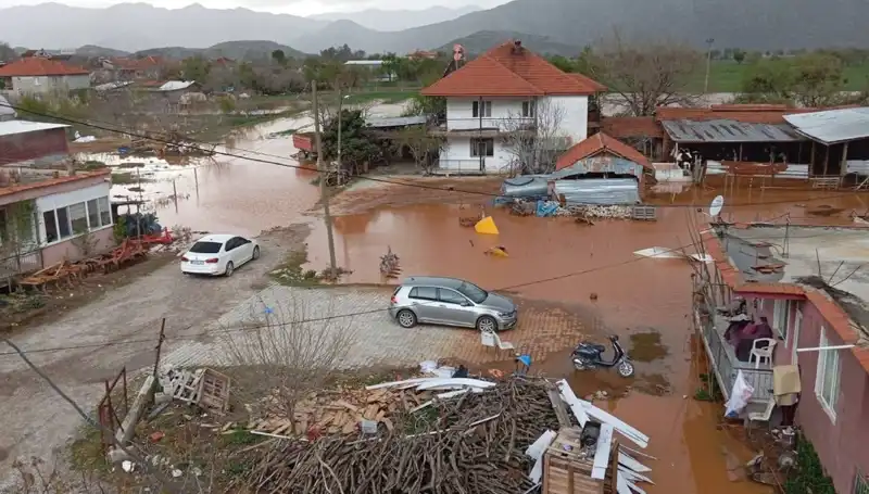 Burdur'da Şiddetli Yağış Felaketi: Evler ve Ahırlar Su Altında Kaldı