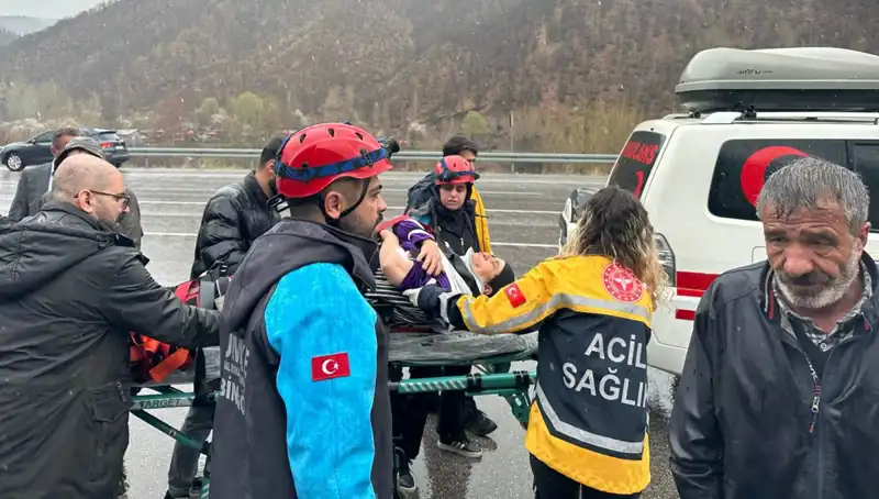 Otomobil İstinat Duvarına Çarpınca 5 Yaralı: Korkunç Kaza Detayları
