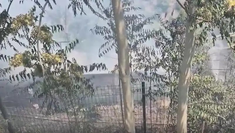 Sultangazi'de Otluk Alanda Yangın: Gecekondu Tehlikeye Girdi!