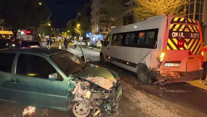 Otomobil Servis Minibüsüne Çarptı: Altı Kişi Yaralandı, Kaza Anı Şoke Etti!