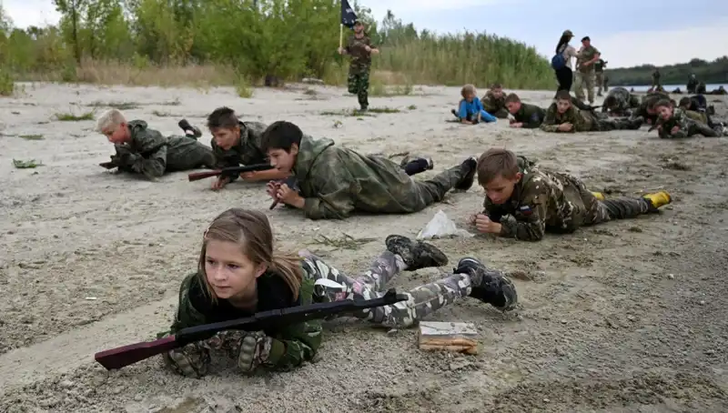 Rusya'da 8 Yaşındaki Çocuklar Askeri Kampta, Ölümle Burun Buruna Geldiler