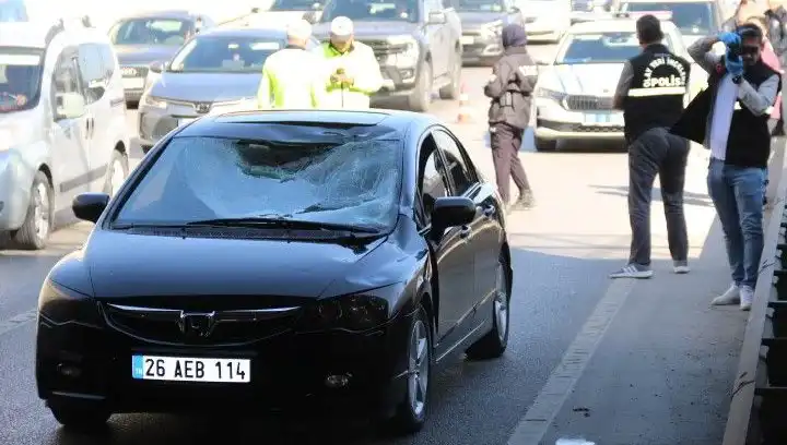 Polis Kimlik Sordu, Genç Adam Köprüden Arabaya Atlarken Kameralara Yansıdı