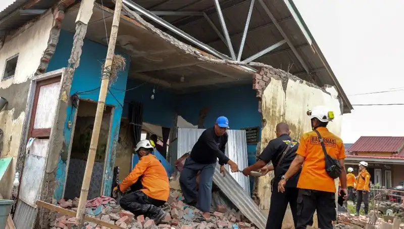Endonezya'da Beklenmedik 5,7 Büyüklüğünde Deprem: 8 Ev Devrildi