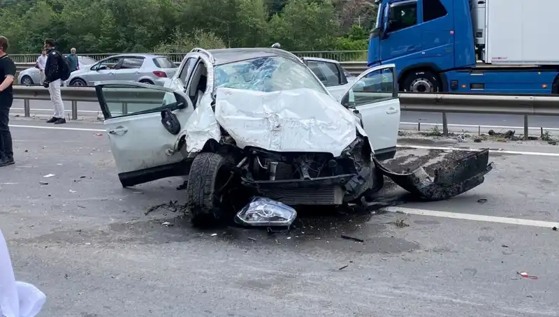 Kontrolü Kaybeden Araç Beton Kanala Çarptı, 3 Kişi Yaralandı