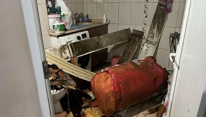 Ege Bölgesi’ni Vuran Fırtına: Ağaçlar Devrildi, Cadde Ve Sokaklar Beyaza Büründü