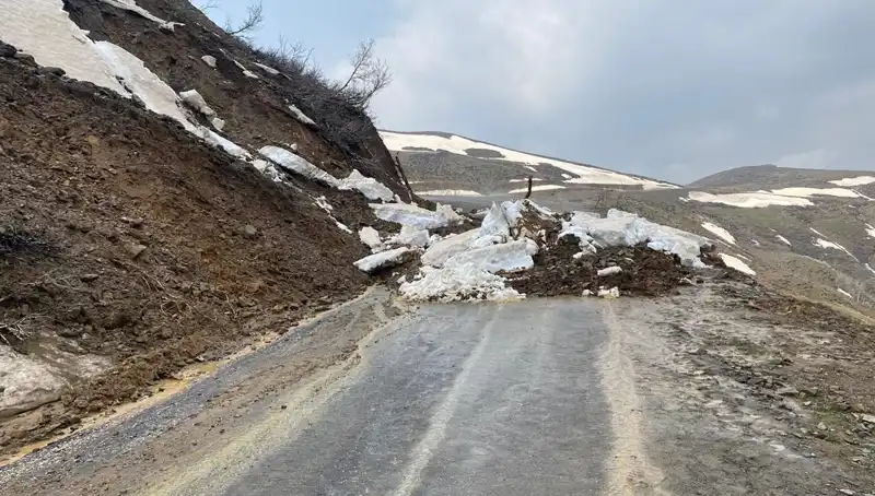 Muş'ta Heyelan Sonrası Kapanan Köy Yolu Uzun Süre Sonra Ulaşıma Açıldı