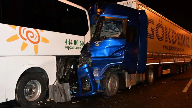 Tur Otobüsü TIR ile Çarpıştı: 13 Kişi Yaralandı, Detaylar Şok Edici