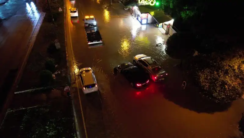 Adana'da Aniden Bastıran Sağanak Yağış Hayatı Durma Noktasına Getirdi