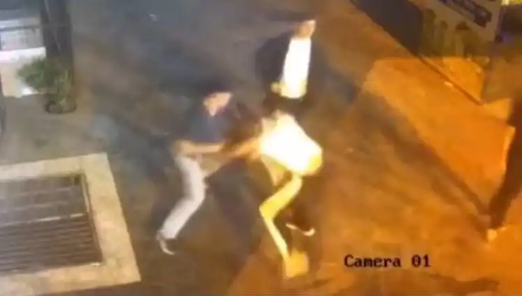 İstanbul Sokaklarında Tekmeli Yumruklu Kavga: Gözler Şokta!