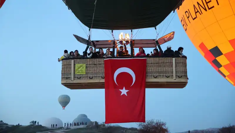 Kapadokya'nın Gökyüzü Türk Bayraklarıyla Şenlendi: 23 Nisan Rüzgarı