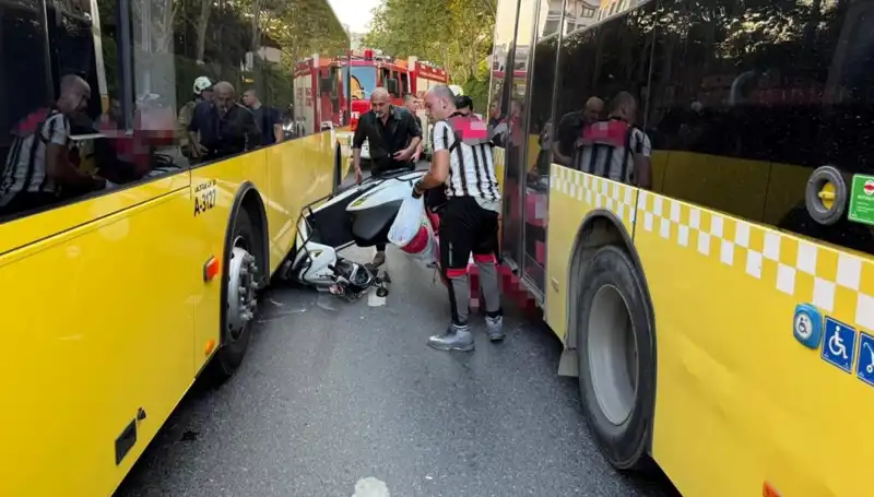 Motosiklet İETT Otobüslerinin Arasında Kaldı: O Anlar Kamerada!