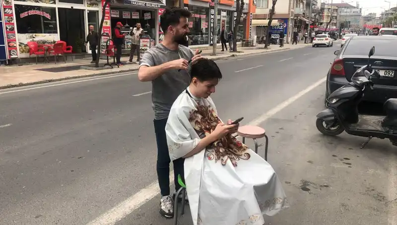 Depremde Yarım Kalan Traşını Sokakta Bitiren Adamın Hikayesi