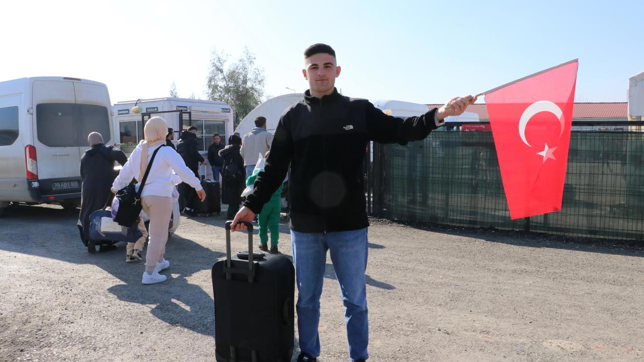 Suriyeli mülteci Abdulkadir Türk bayrağıyla döndü