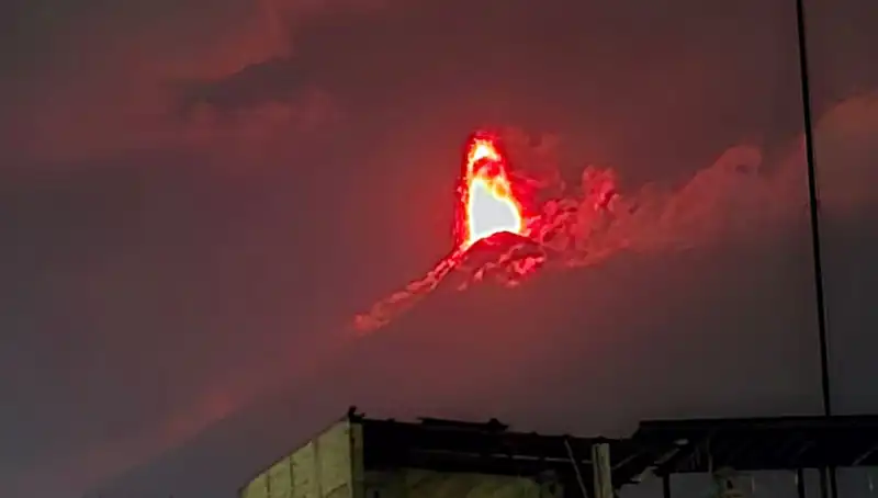 Fuego Yanardağı’nın Patlaması: 30 Bin Kişi Tahliye Edilmeye Hazır