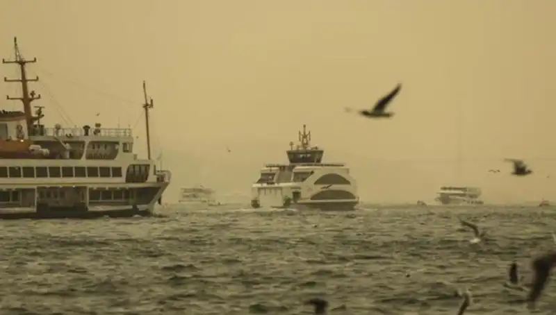 Çöl Tozu İle Kaplı Hava: Cuma'ya Kadar Maskeyle Dolaşmanız Gerekebilir!