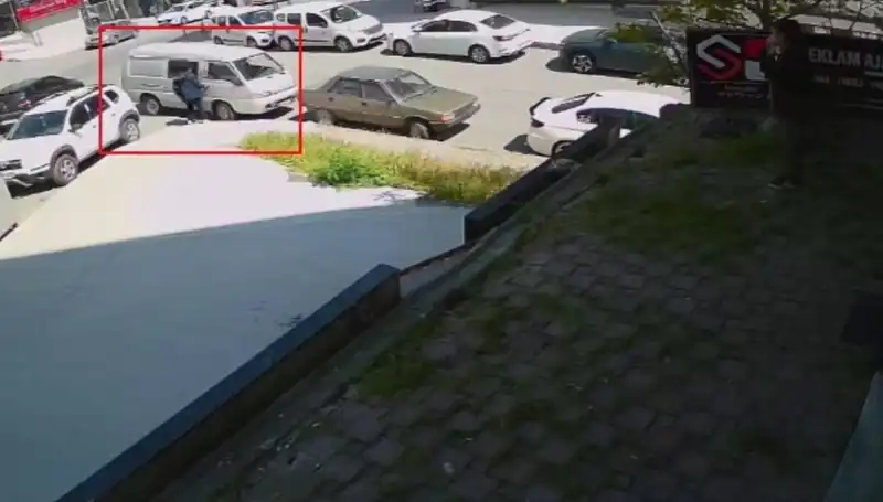 Aracını Çalmak İsteyen Hırsız, Anında Suçüstü Yakalandı!