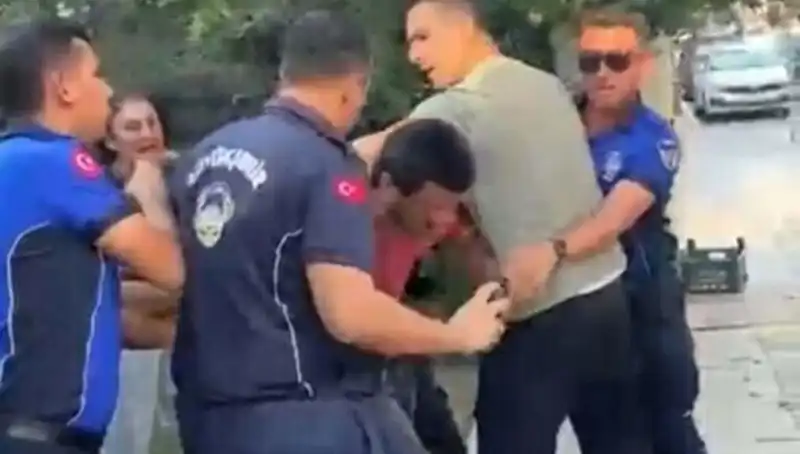 Seyyar Satıcıya Sokak Ortasında Zabıta Tarafından Dayak: Olaya Müdahale İddası