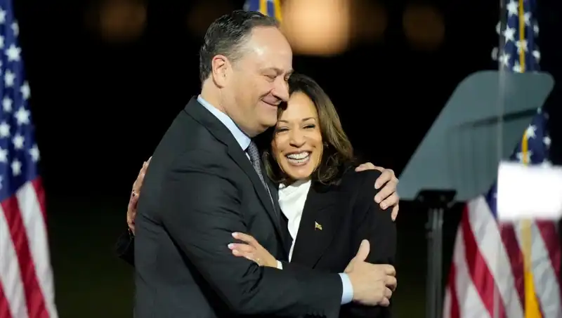Trump, Kamala Harris'in Eşini Görevden Aldı: Kriz Derinleşiyor!