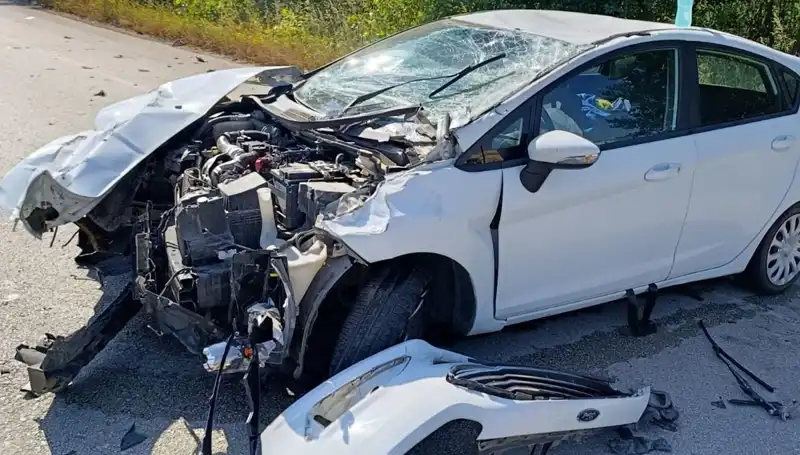 Çanakkale'de Trafik Kazası: İki Kişi Yaralandı, Araçta Büyük Hasar