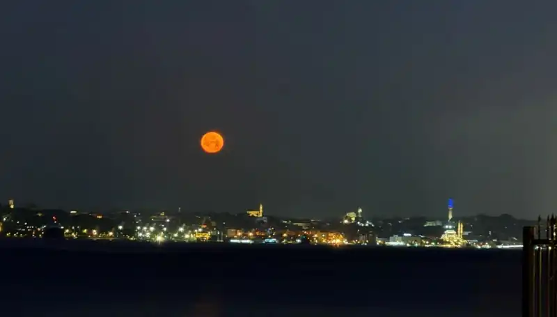 İstanbul’da Çilek Dolunayı: Büyüleyici Güzellikte Anlar Yaşandı