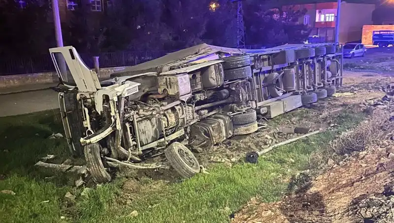 TIR Devrildi: 6 Kişilik Kaza anı Neden Oldu ve Yaralıların Durumu